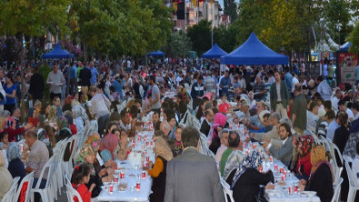 Karamürsel'in kurtuluşunun 94. yıldönümü kutlamaları beş bin kişilik kent iftarıyla sonlandı
